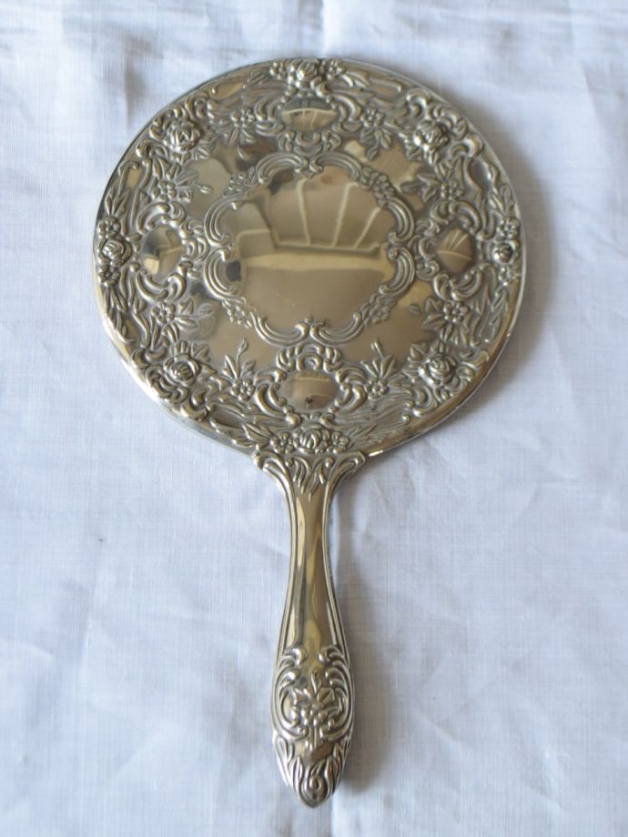 イギリスのアンティークミラー、装飾が美しいシルバープレートの手鏡
