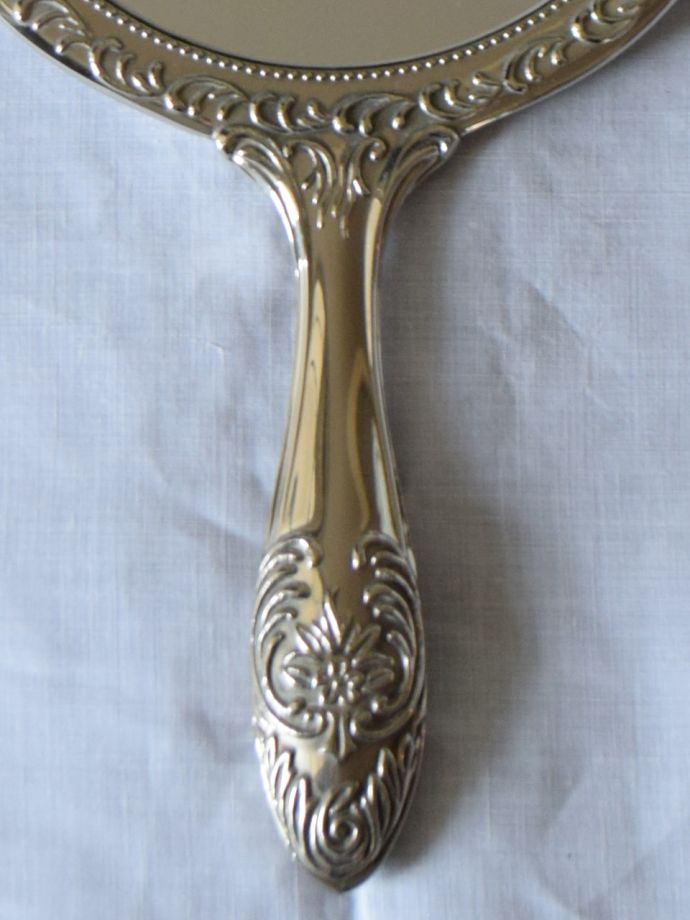 イギリスのアンティークミラー、装飾が美しいシルバープレートの手鏡