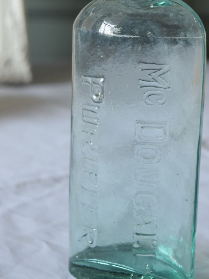 アンティークのおしゃれなガラスボトル、エンボス入りのガラス瓶 