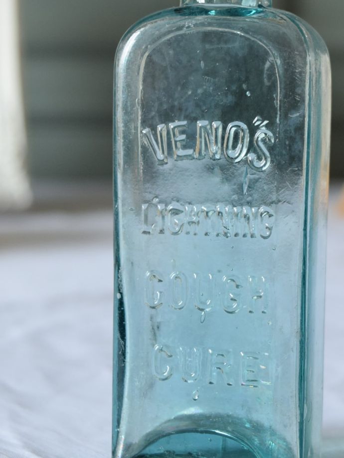 アンティークのおしゃれなガラスボトル、エンボス入りのガラス瓶(m 