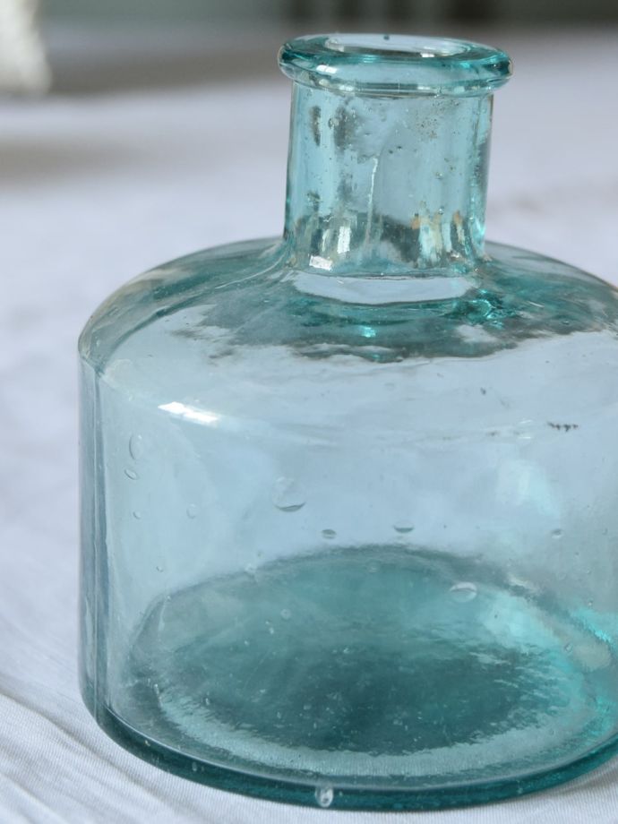 イギリスから届いたアンティークのガラス瓶、丸い形の大きめインクボトル