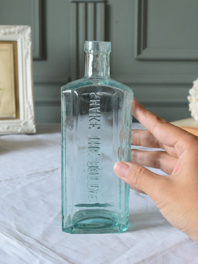 アンティークのガラスボトル、エンボス入りのガラス瓶(Glass chemist 