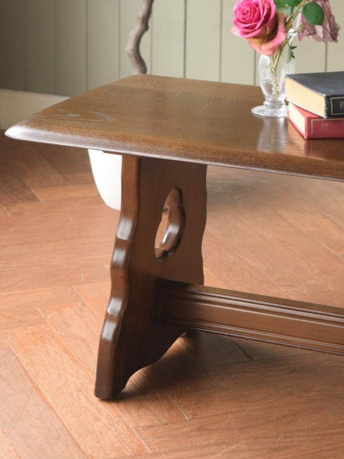 アンティークのテーブル　アンティーク家具　クラシックローテーブル　英国らしく凝った彫りの入った脚脚だけを見ても、アンティークらしさが感じられる凝った彫。(m-729-f)