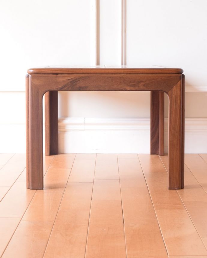アンティークのテーブル　アンティーク家具　G-PLAN　タイルトップローテーブル　横から見てもカッコイイ北欧スタイルの家具はデザインがステキだから、横から見た姿も絵になるカッコよさ！。(m-730-f)