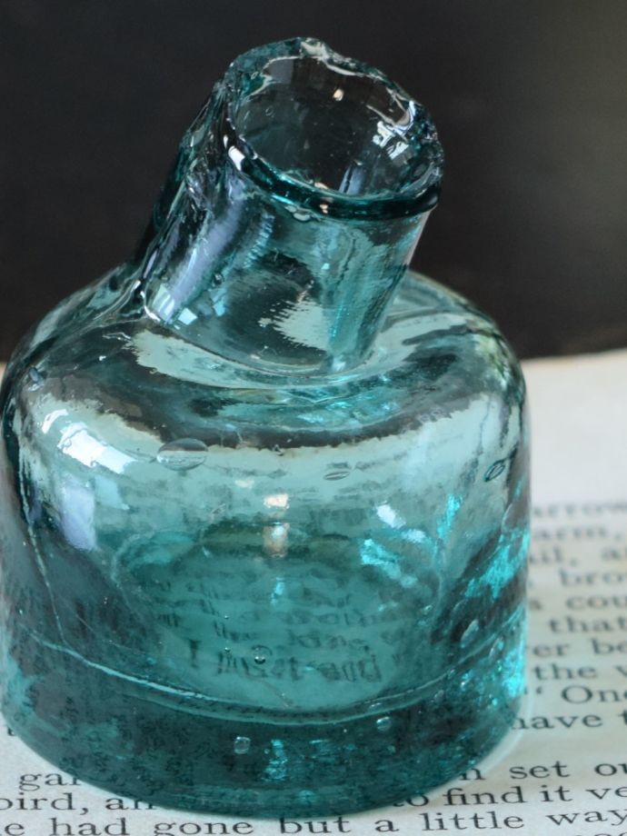 濃いブルー色が美しいインク瓶、ヴィクトリアンアンティークのガラスボトル(m-7316-z)｜アンティーク雑貨