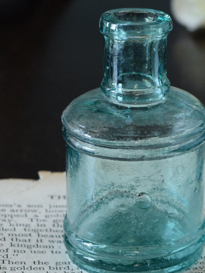 イギリスアンティークガラスの小さなインクボトル、丸い形のヴィクトリアンインク瓶