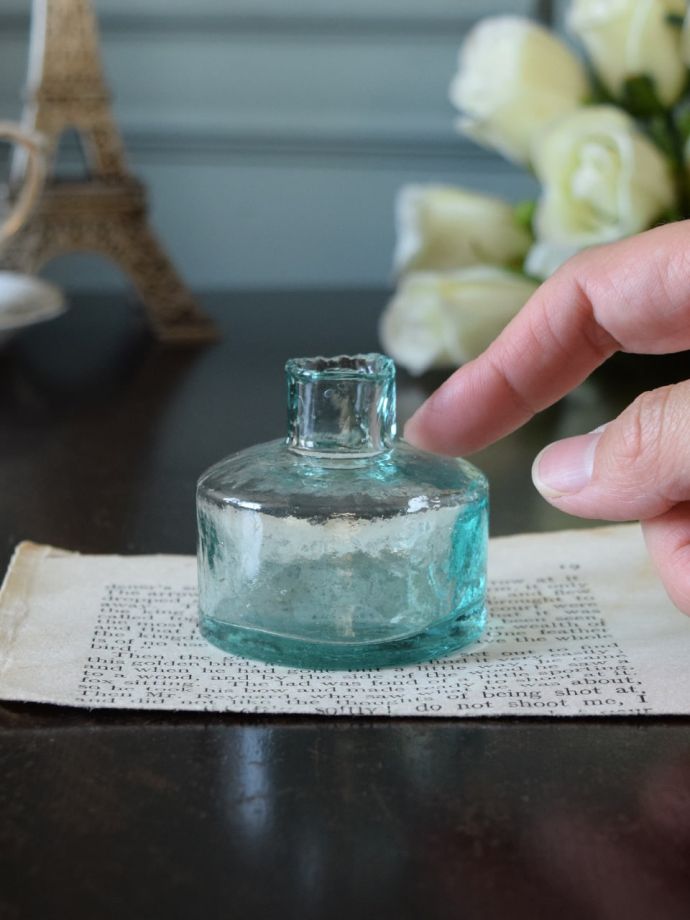 アンティークガラスの小さな雑貨、丸い形のヴィクトリアンインク瓶