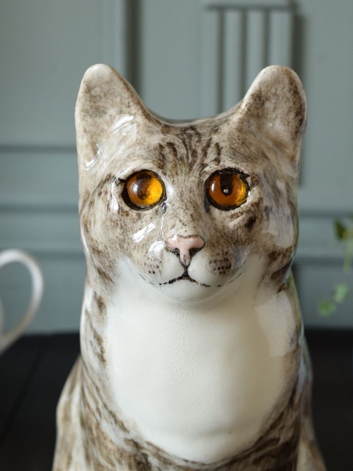 ジェニー・ウィンスタンレイの手作りの猫、陶磁器で出来た猫のオブジェ