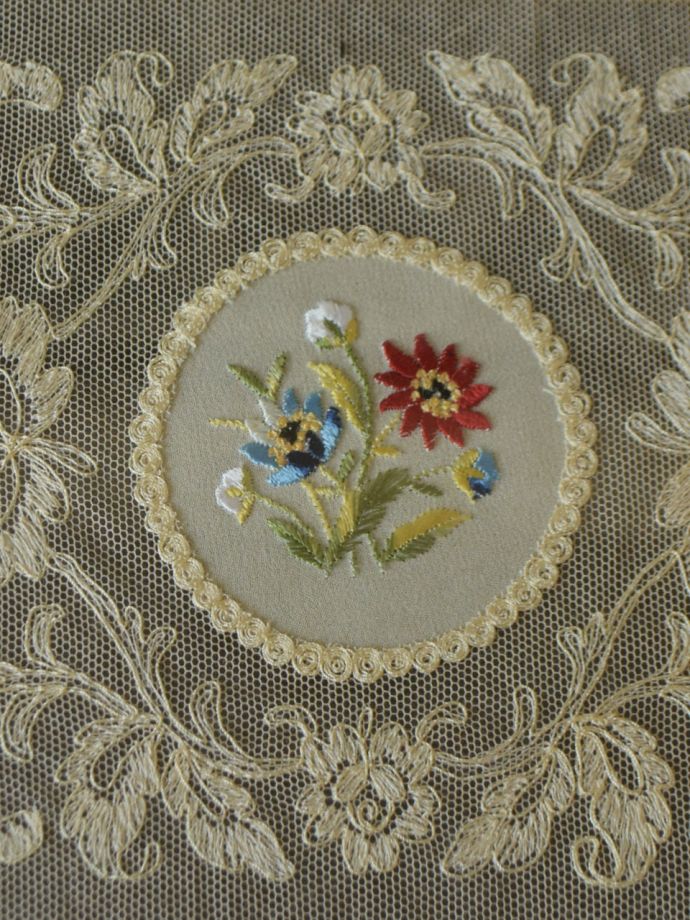 フランスのアンティークプチポワン雑貨、お花の刺繍が美しいトレイ(m