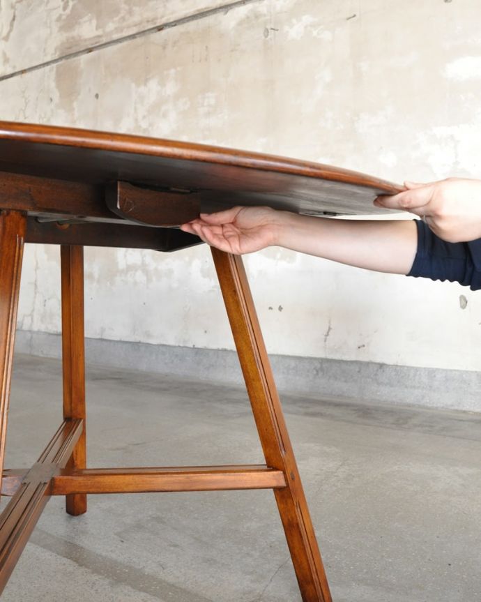 アンティークのテーブル　アンティーク家具　アーコール　ドロップリーフテーブル　あっという間にサイズが変えれます。(m-745-f)