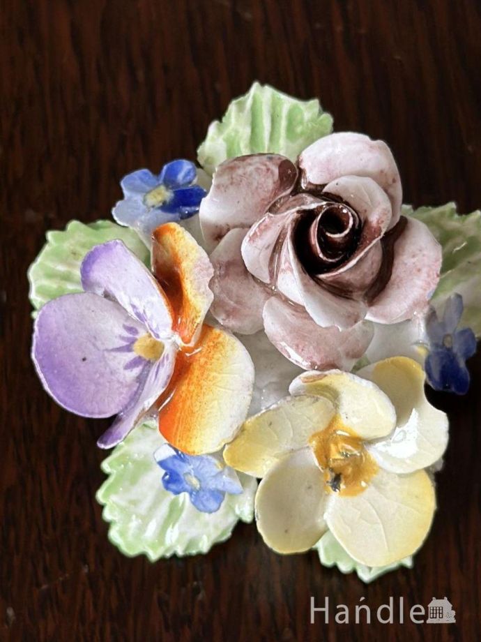 英国アンティークの陶磁器で出来たお花、アンティーク陶花のブローチ(m 