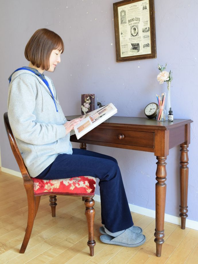英国のアンティークデスク、挽き物細工の脚が特徴的なマホガニー材の書斎机