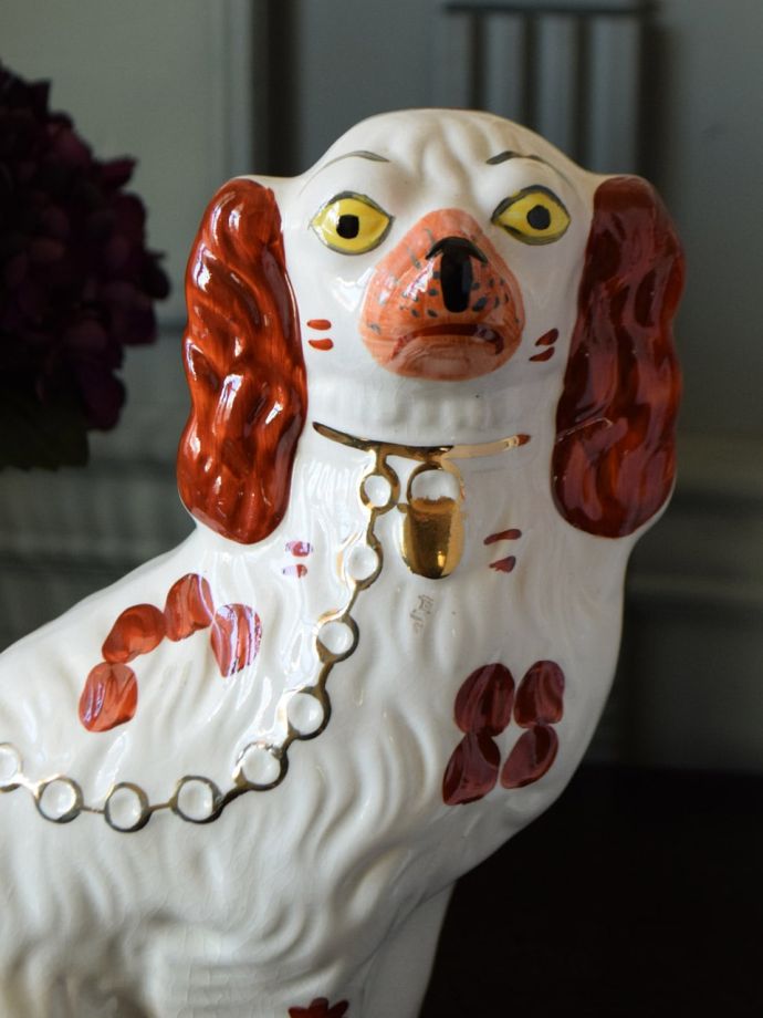 英国ビクトリアン期に大流行したイヌの置物、陶磁器で出来た