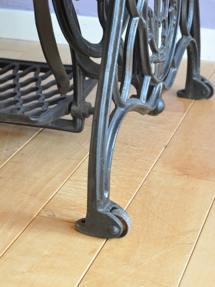イギリスアンティークのおしゃれなテーブル、アイアン脚の足踏みミシン