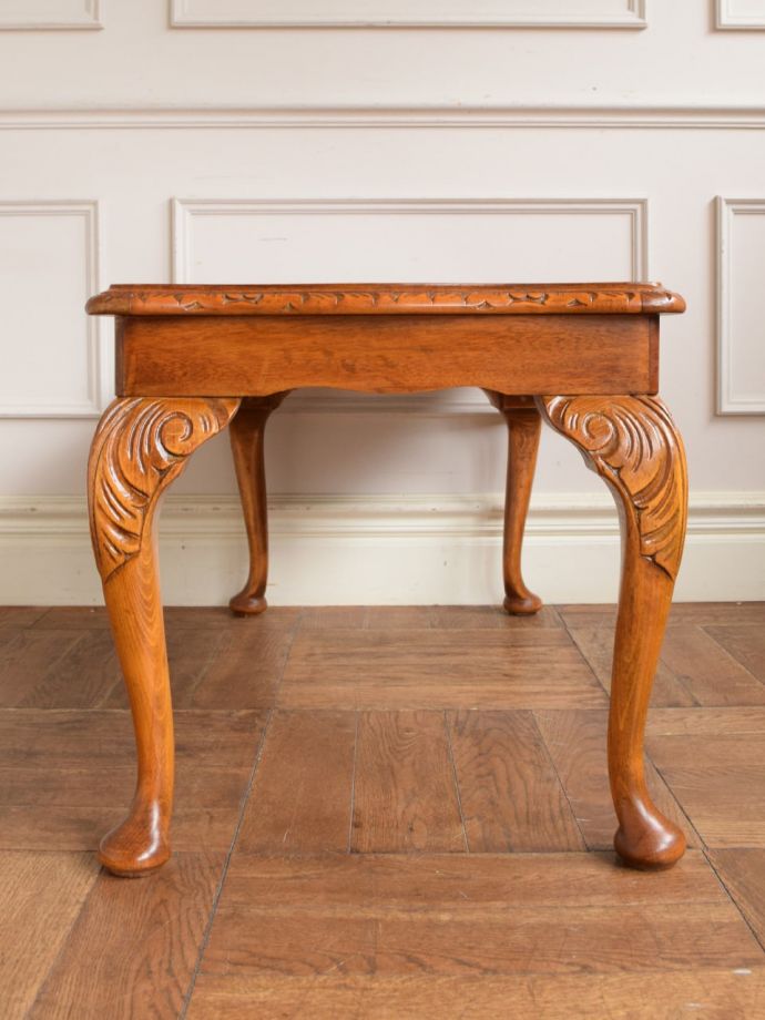 英国アンティークのローテーブル、マホガニー材の杢目が美しいコーヒー