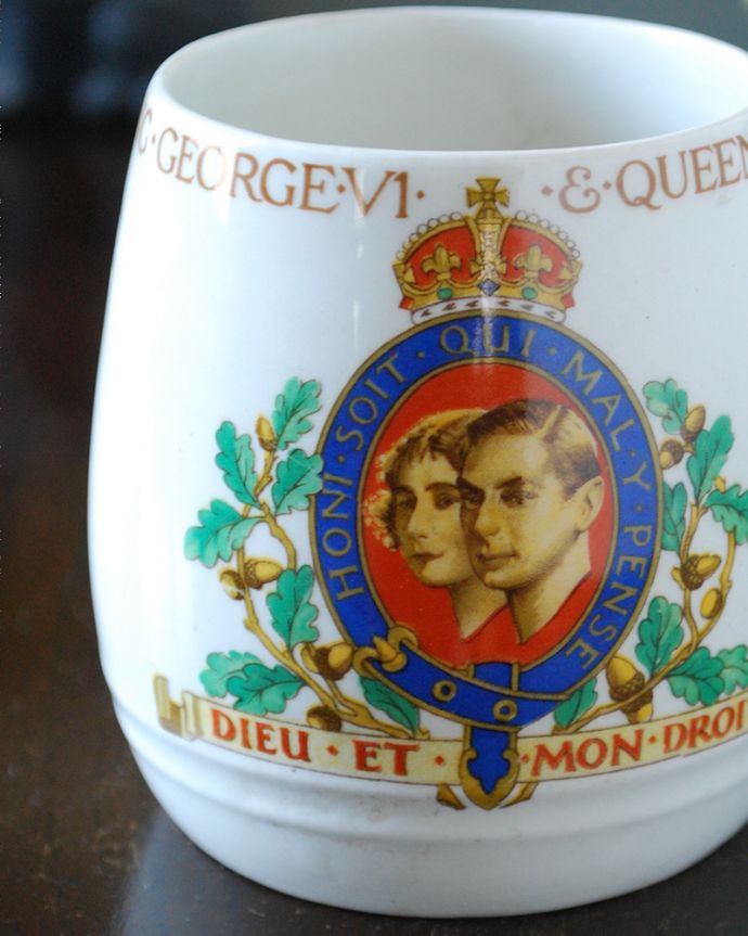アンティーク 陶磁器の雑貨　アンティーク雑貨　英国のアンティーク雑貨、1937年のコロネーションマグカップ。英国王室のコロネーショングッズ英国王室の記念行事にまつわる絵柄が描かれている、人気のコロネーショングッズです。(m-799-z)
