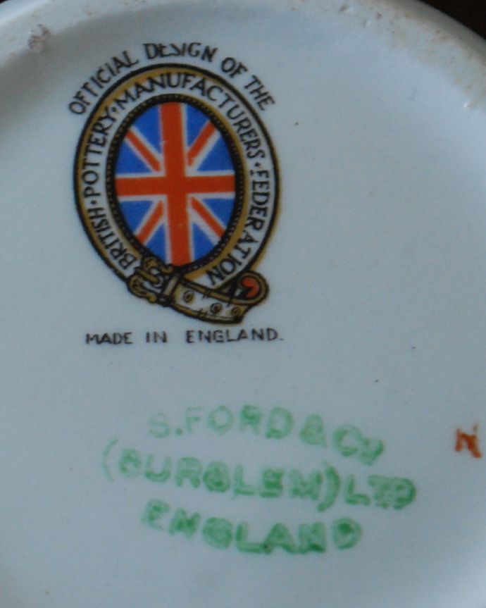 アンティーク 陶磁器の雑貨　アンティーク雑貨　英国のアンティーク雑貨、1937年のコロネーションマグカップ。裏側には品質の証製造メーカー保証の意味がこもった窯印、ポーセリンマークがあります。(m-799-z)