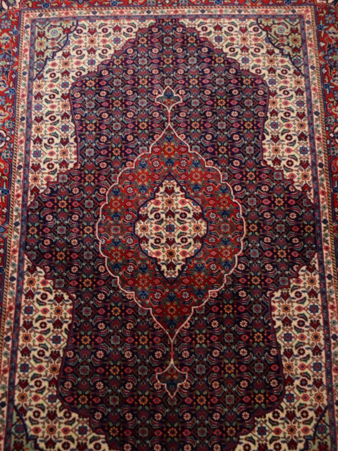 マヒデザインのおしゃれなペルシャ絨毯、サラブSarabの美しい 