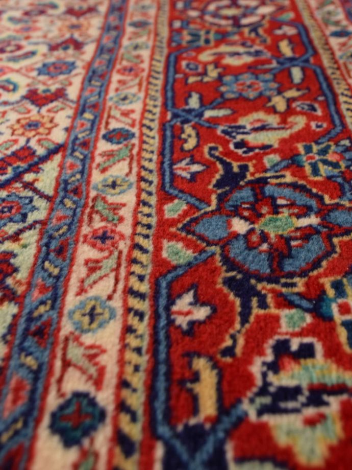 マヒデザインのおしゃれなペルシャ絨毯、サラブSarabの美しい 