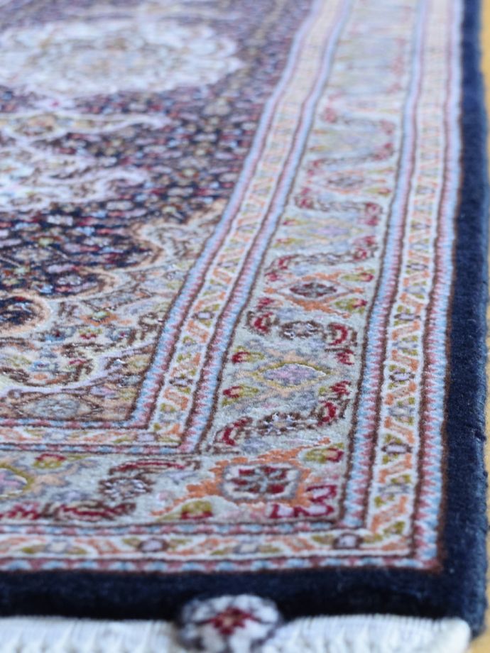 細長いおしゃれなペルシャ絨毯、タブリーズ（Tabriz）の 50Rajマヒ柄 