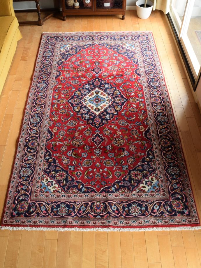アルダカン（Ardakan）のビンテージ絨毯、華やかなメダリオン模様の 