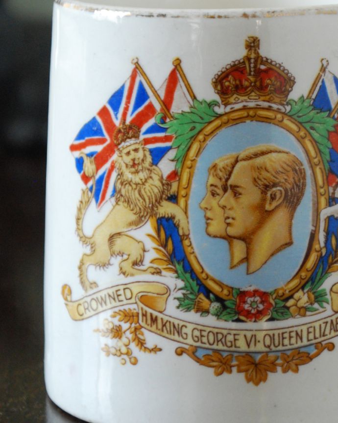 アンティーク 陶磁器の雑貨　アンティーク雑貨　英国のアンティーク雑貨、1937年のコロネーションマグカップ。英国王室のコロネーショングッズ英国王室の記念行事にまつわる絵柄が描かれている、人気のコロネーショングッズです。(m-806-z)