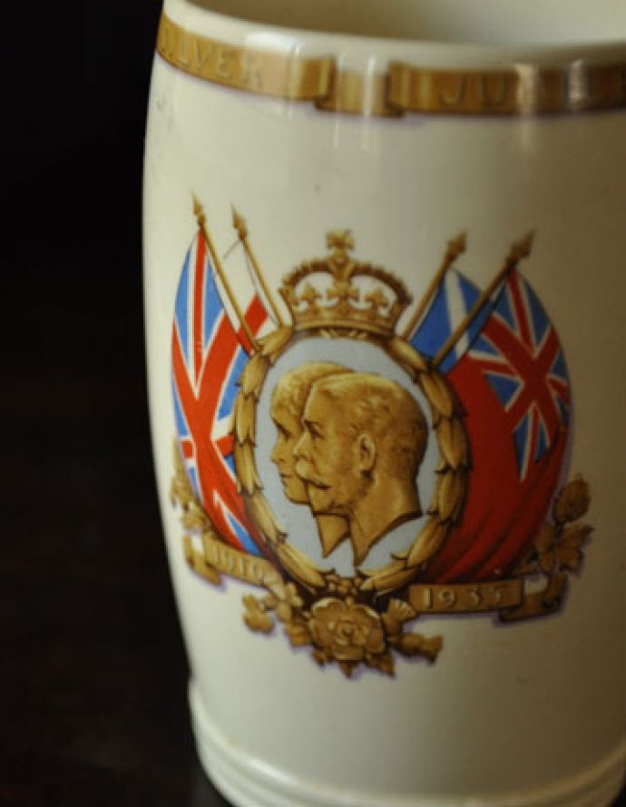 アンティーク 陶磁器の雑貨　アンティーク雑貨　1935年代のアンティークコロネーションカップ。英国王室の記念が刻まれた、コロネーショングッズ今のようにテレビが発達していない時代、王室を敬愛するイギリスの人にとって、一緒にお祝いしている気分んが感じられるコロネーションは特に人気アイテムでした。(m-815-z)