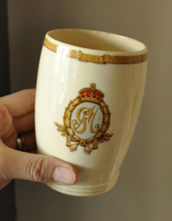 アンティーク 陶磁器の雑貨　アンティーク雑貨　1935年代のアンティークコロネーションカップ。大きさはコレくらいですコップとして使う以外にも花器にしたり、いろんな場所で便利に使えます。(m-815-z)