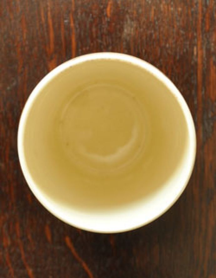 アンティーク 陶磁器の雑貨　アンティーク雑貨　1935年代のアンティークコロネーションカップ。上から見るとこんな感じアンティークなので多少のキズやカケがある場合はありますが、使用上問題はありませんのでご了承下さい。(m-815-z)