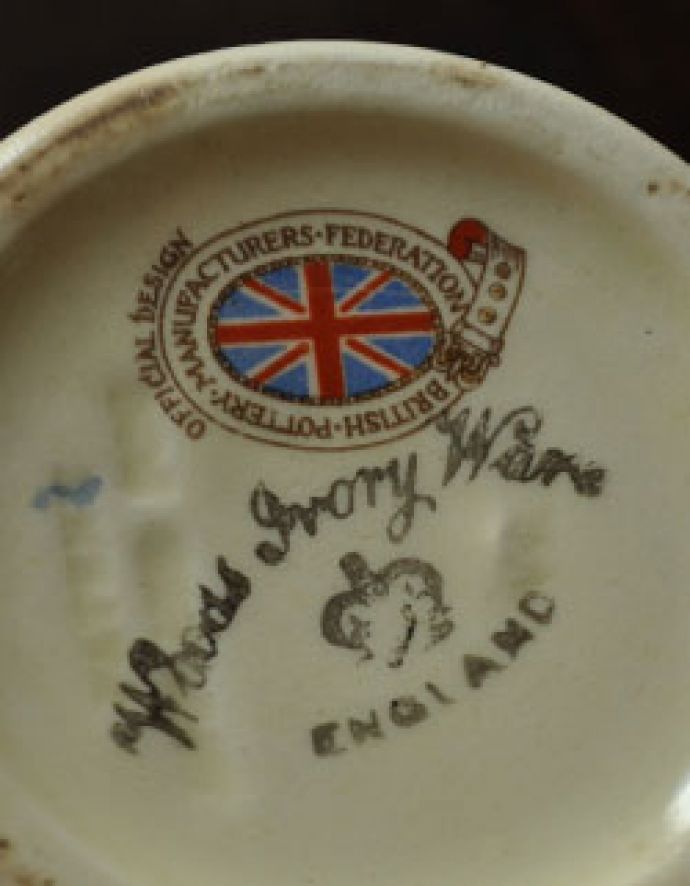 アンティーク 陶磁器の雑貨　アンティーク雑貨　1935年代のアンティークコロネーションカップ。裏側には品質の証製造メーカー保証の意味がこもった窯印、ポーセリンマークがあります。(m-815-z)