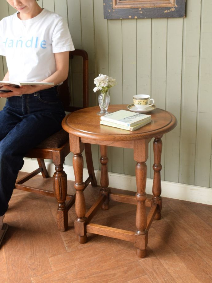 英国から届いた、便利に使えるオシャレなアンティーク家具、挽き物脚が可愛いサイドテーブル