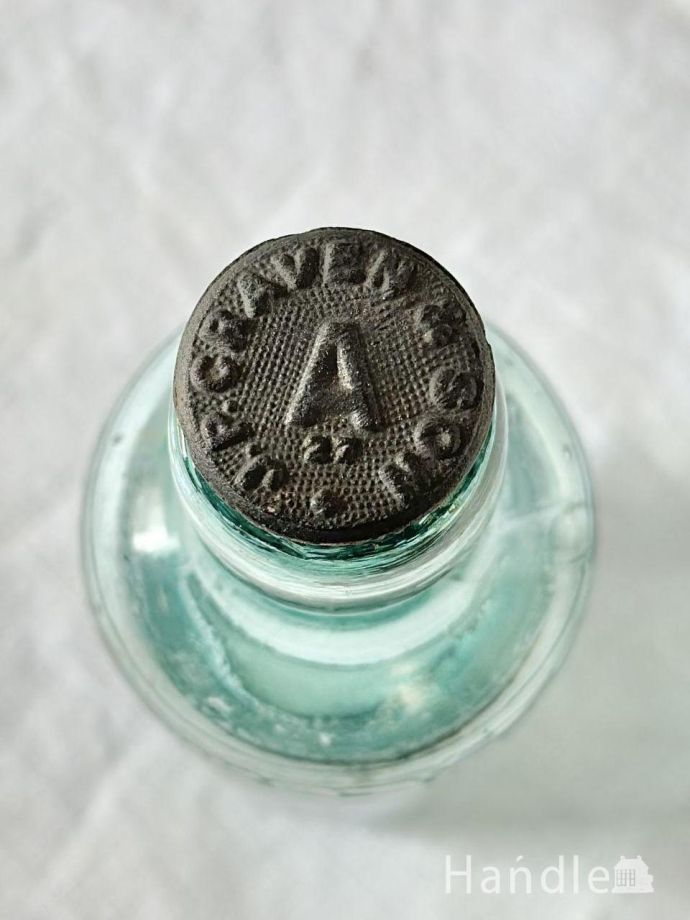 アンティーク ガラスボトル　アンティーク雑貨　フタ付きのアンティークガラスボトル、エンボス入りボトル（J.P.CRAVEN & SON）。上から見ると･･･アンティークなので多少のキズ・汚れがある場合があります。(k-3080-z)