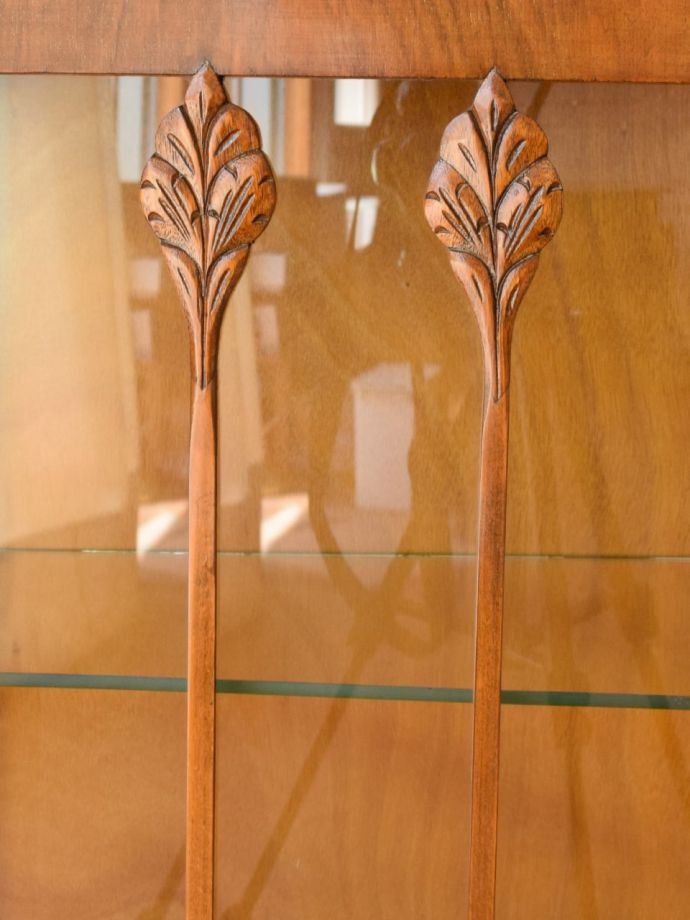英国のおしゃれなアンティークショーケース、木製の飾りが美しいガラス