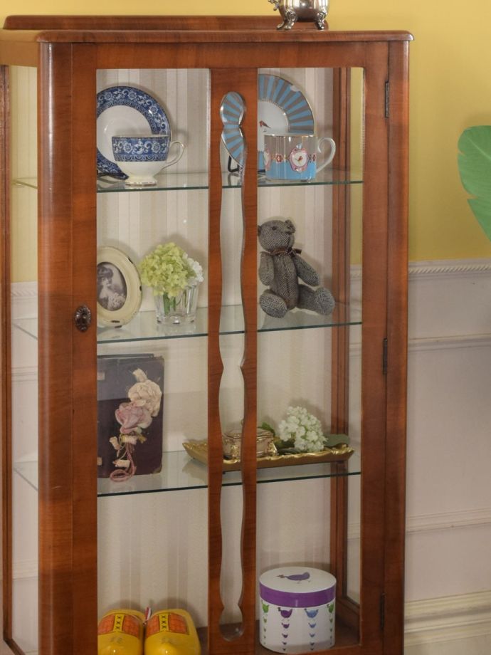 英国アンティークのガラスキャビネットの飾り棚、猫足がおしゃれな 