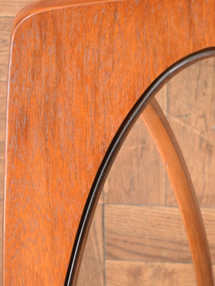 英国ネイサン社のおしゃれなビンテージテーブル、ガラス天板のカッコ 
