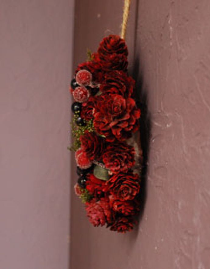リビング雑貨　インテリア雑貨　松ぼっくりがたっぷり　赤くて可愛いクリスマスリース　Sサイズ。壁に掛けられる様に紐も付いています。(n-1058)
