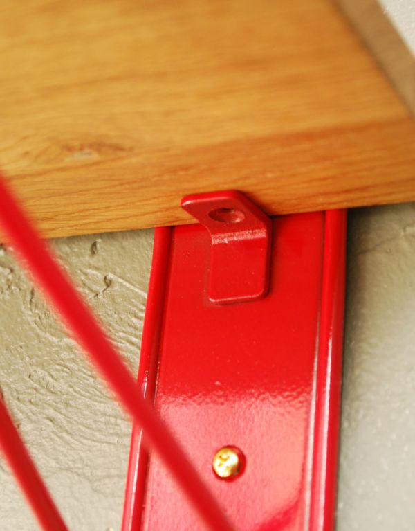 棚受け（シェルフ）　住宅用パーツ　マウントシェルフS（赤）。板もビスで固定してお使い下さいね。(n12-037)