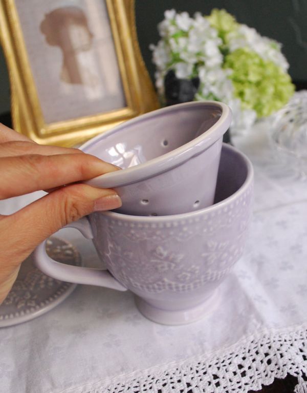 ダイニング雑貨　インテリア雑貨　ストレ-ナー付きのハーブカップ（エクリュ・ラヴェンダー）。ストレーナー付きでお茶の時間が楽しみになります。(n1-142)
