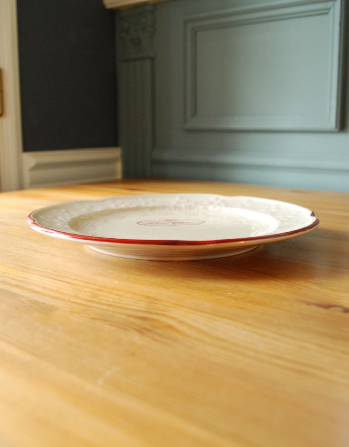 キッチン雑貨　インテリア雑貨　赤のラインがアクセント、陶器製のケーキプレートＬ。食事の時間を華やかにしてくれますよ。(n1-173)