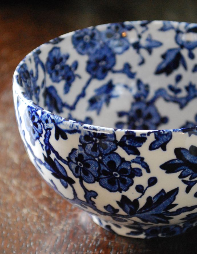 バーレイ食器　インテリア雑貨　英国輸入雑貨　バーレイ社のシュガーボウルＭ（ブルーアーデン）。サンザシの花をコバルトブルーのコントラストで描いた美しいデザインです。(n1-200)