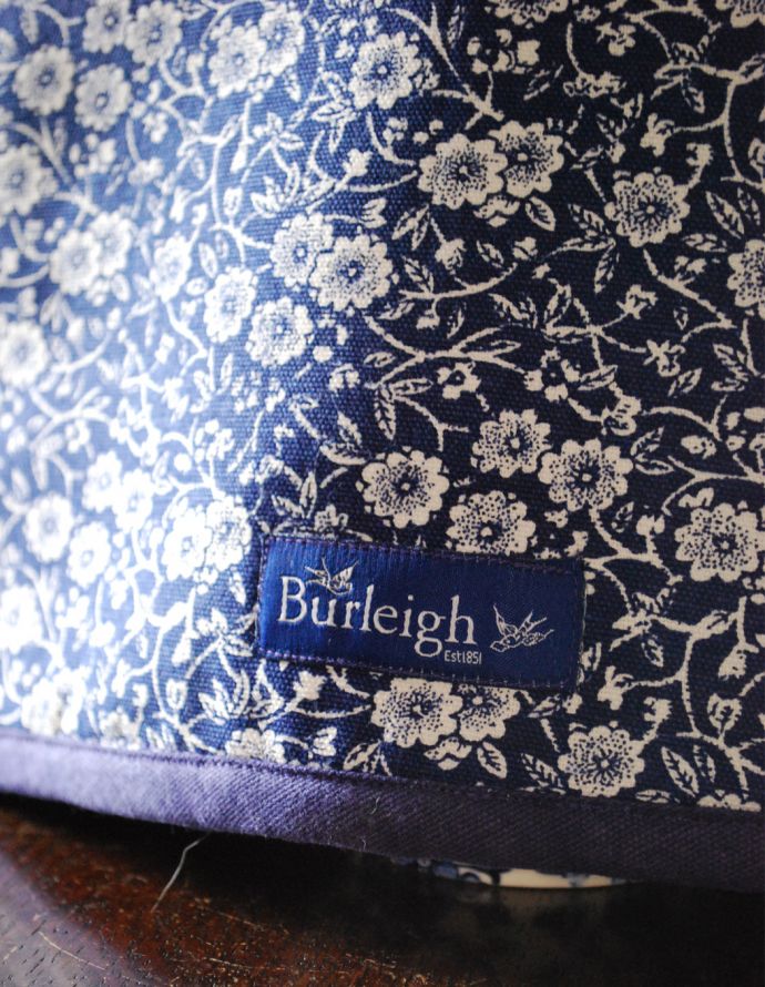 バーレイ食器　インテリア雑貨　英国輸入雑貨　バーレイ社のティーコージー(ブルーキャリコ)。サンザシの花をコバルトブルーのコントラストで描いた美しいデザインです。(n1-215)