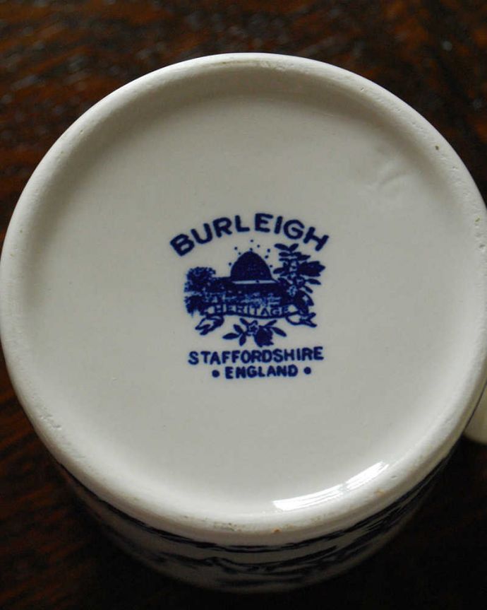 バーレイ食器　インテリア雑貨　英国輸入雑貨　バーレイ社のマグカップ(ヘリテージマグ・ブルー) 。カップの底にはメーカーのロゴが入っています。(n1-273)