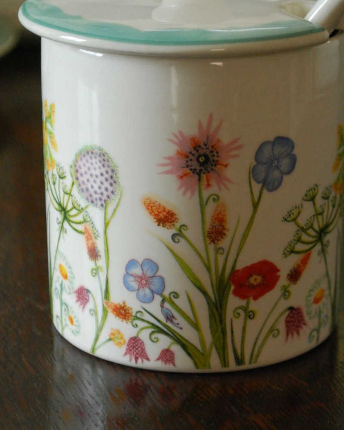 バーレイ食器　インテリア雑貨　英国輸入雑貨　バーレイ社のジャムポッド・スプーン付（ハイグローブ・コロネーションメドウ）。ポピー、クレインズヒル、デイジー、ヤグルマギクなど、草原に咲き誇る野花を詳細なイラストで描いています。(n1-280)