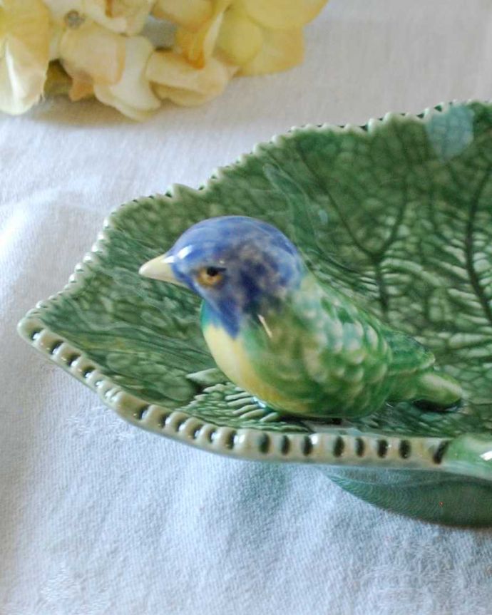 ダイニング雑貨　インテリア雑貨　ボルダロ・ピニェイロのリーフプレート（ブルーBird）。幸せを運んでくれる小鳥のモチーフボルタロの陶磁器は細かく美しい描写が特徴です。(n1-293)