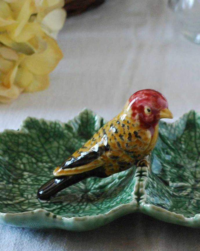 ダイニング雑貨　インテリア雑貨　ボルダロ・ピニェイロのリーフプレートダブル（レッドBird）。幸せを運んでくれる小鳥のモチーフボルタロの陶磁器は細かく美しい描写が特徴です。(n1-294)