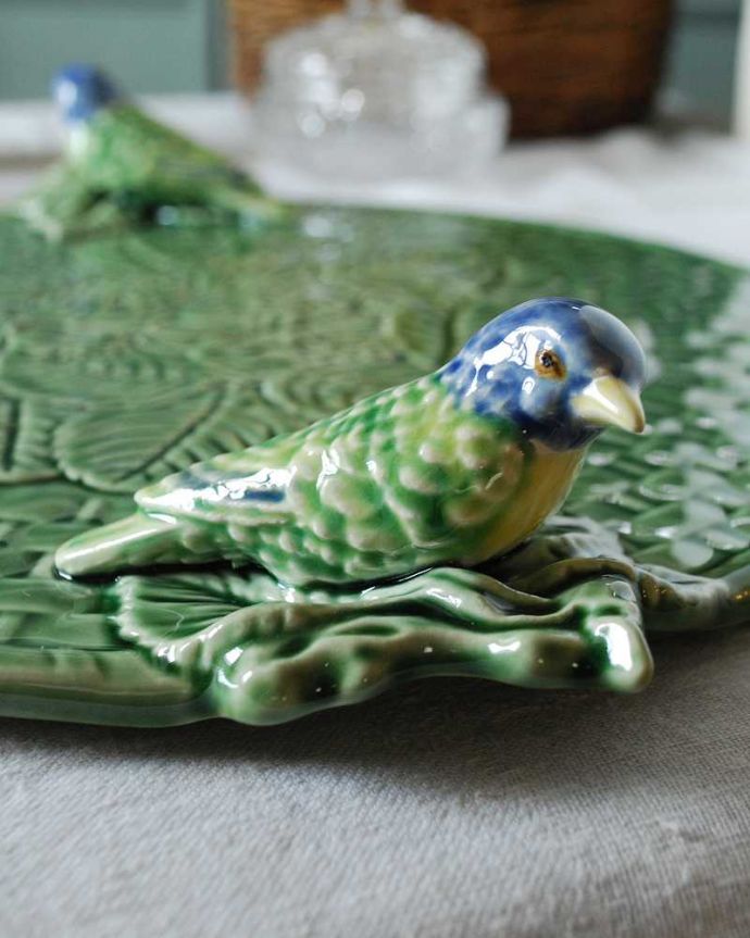 ダイニング雑貨　インテリア雑貨　ボルダロ・ピニェイロのチーズトレイ（グリーンBird）。幸せを運んでくれる小鳥のモチーフボルタロの陶磁器は細かく美しい描写が特徴です。(n1-295)
