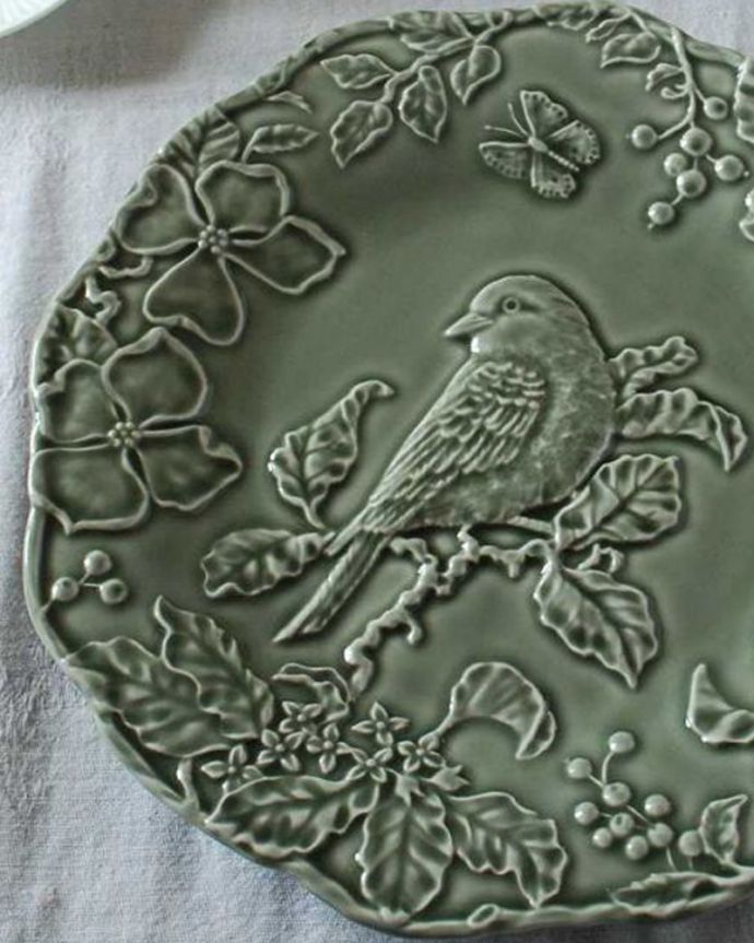 ダイニング雑貨　インテリア雑貨　ボルダロ・ピニェイロのリーフ＆バードＢＢプレート （25cm・グリーングレー系）。幸せを運んでくれる小鳥のモチーフボルタロの陶磁器は細かく美しい描写が特徴です。(n1-300)