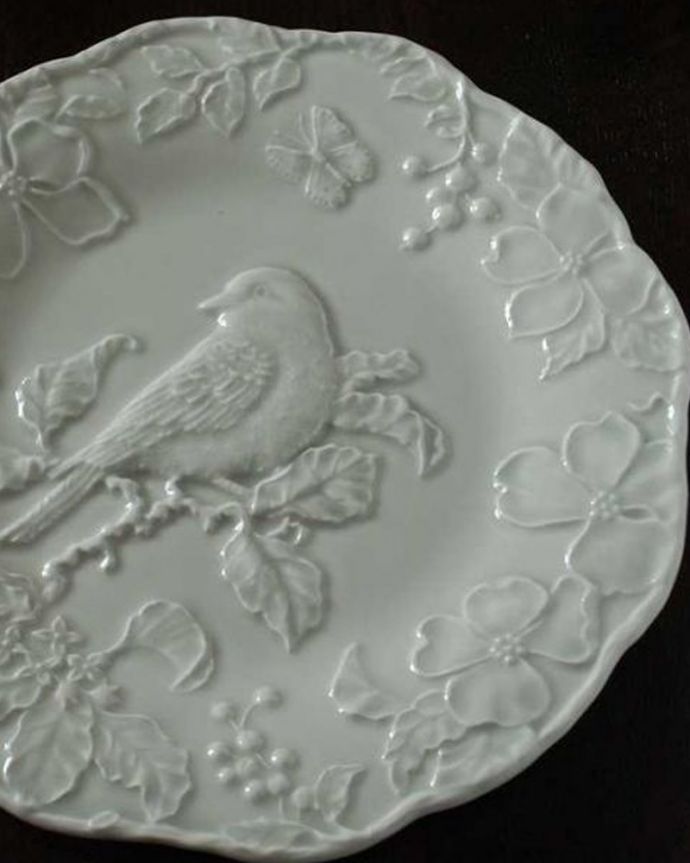 ダイニング雑貨　インテリア雑貨　ボルダロ・ピニェイロのリーフ＆バードＢＢプレート （25cm・アイボリーホワイト系）。幸せを運んでくれる小鳥のモチーフボルタロの陶磁器は細かく美しい描写が特徴です。(n1-306)