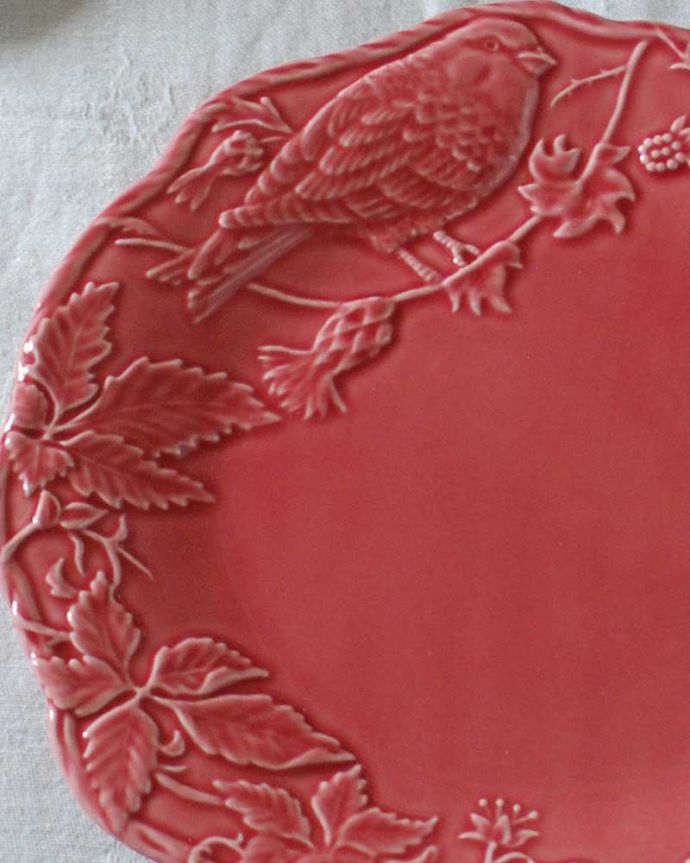 ダイニング雑貨　インテリア雑貨　ボルダロ・ピニェイロのリーフ＆バード プレート （22cm・赤色系）。幸せを運んでくれる小鳥のモチーフボルタロの陶磁器は細かく美しい描写が特徴です。(n1-309)