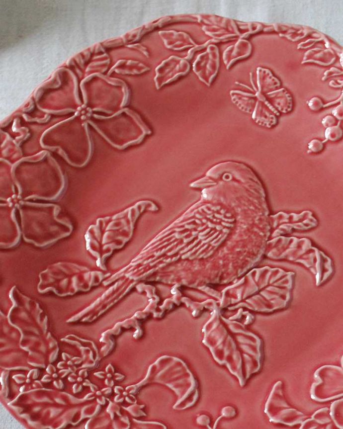 ダイニング雑貨　インテリア雑貨　ボルダロ・ピニェイロのリーフ＆バードＢＢプレート （25cm・赤色系）。幸せを運んでくれる小鳥のモチーフボルタロの陶磁器は細かく美しい描写が特徴です。(n1-312)